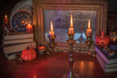 Mumlar ve aynalarla mistik sonbahar sunağı