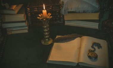 Mumlar ve aynalarla mistik sonbahar sunağı