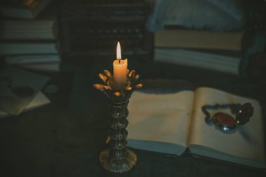 Mumlar ve aynalarla mistik sonbahar sunağı