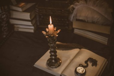 Mumlar ve aynalarla mistik sonbahar sunağı