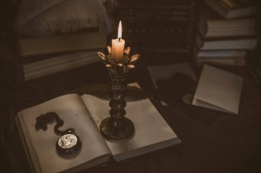 Mumlar ve aynalarla mistik sonbahar sunağı