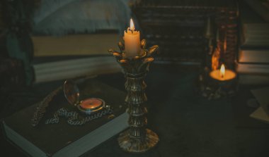 Mumlar ve aynalarla mistik sonbahar sunağı