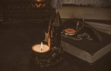 Mumlar ve aynalarla mistik sonbahar sunağı