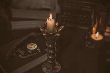 Mumlar ve aynalarla mistik sonbahar sunağı