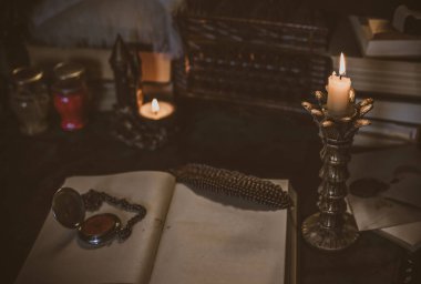 Mumlar ve aynalarla mistik sonbahar sunağı