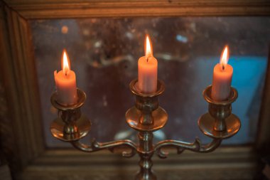 Mumlar ve aynalarla mistik sonbahar sunağı