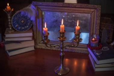 Mumlar ve aynalarla mistik sonbahar sunağı