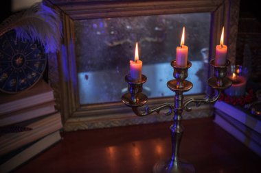 Mumlar ve aynalarla mistik sonbahar sunağı