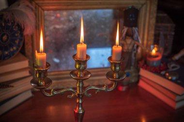 Mumlar ve aynalarla mistik sonbahar sunağı