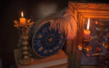 Mumlar ve aynalarla mistik sonbahar sunağı