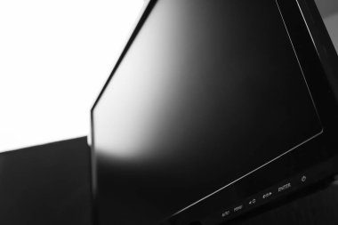 Seçici odaklanma. Boş bir TV ekranının dramatik yakın çekim açısı baştan başa ışıklandırılmış.