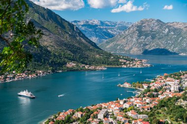 Kotor Körfezi. St. Ivan Dağı 'nın üst manzarası. Yatlar ve limana giden bir yolcu gemisi..