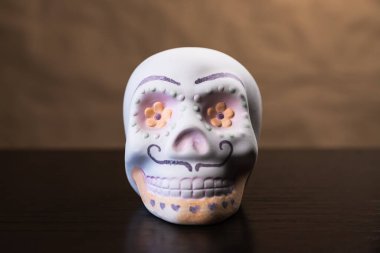 Boyalı Yüzlü El Yapımı Seramik Kafatası: Gelenek, Finans ve Oyunculuğun Sembolik, Renkli Harmanlanması