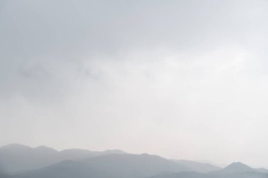 Üniformalı müteahhitler mola sırasında bir palmiye ağacının altında toplandılar. Ustabaşı telefon meseleleriyle ilgileniyordu. Takım arkadaşlığı rahat bir andı.