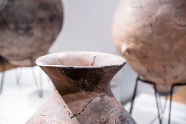 Antik seramik bir geminin kırılgan, çatlak kenarının detaylı görüntüsü, hassas dokular ve zamansız zanaatkarlık, sanat, arkeoloji veya kırsal tasarım temaları için ideal