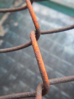 Eski metal çitlerin üzerinde paslı demir zincir