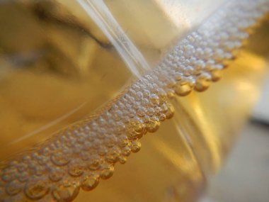 Suda kabarcıklar ya da makro karede bira.