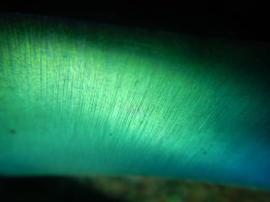 Bukalemun metal bıçak desenli soyut bir arka plan.