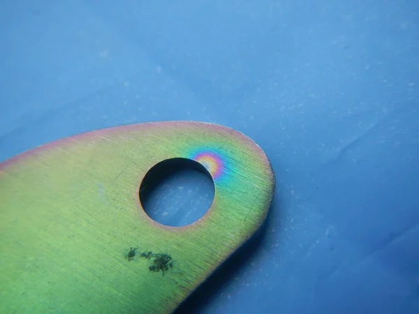 Bukalemun metal bıçak desenli soyut bir arka plan.