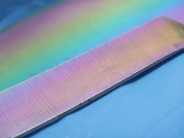 Bukalemun metal bıçak desenli soyut bir arka plan.