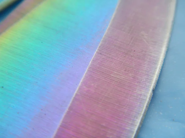 Bukalemun metal bıçak desenli soyut bir arka plan.