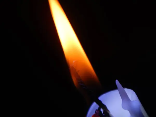 Siyah Arkaplanda Ateş Yakma — Stok fotoğraf