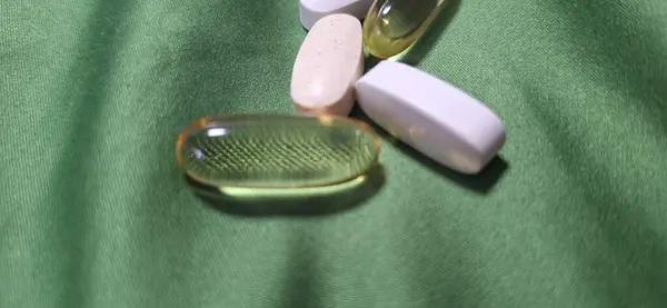 Tabletler yeşil çimlerin üzerinde