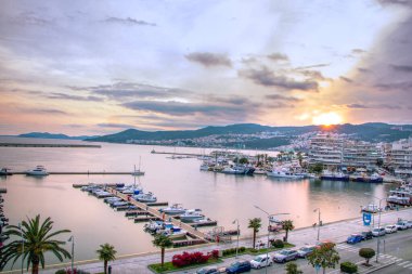 Kavala kenti, doğu Makedonya 'nın ana limanı ve Yunanistan, Avrupa' daki Kavala bölgesel biriminin başkenti akşam manzarası.