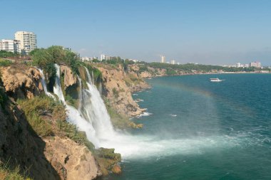 Aşağı Duden Şelalesi 40 metre yükseklikten Akdeniz 'e inanılmaz su bulutlarıyla düşen kayalık bir uçurumdan düşüyor. Türkiye 'nin Antalya kentinde turizm ve tatil beldesi fotoğrafı. Türkiye.