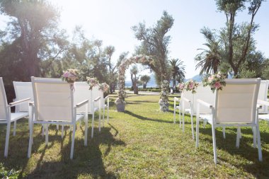 Arch ve sandalyeler düğün mekanı dekore edilmiş.