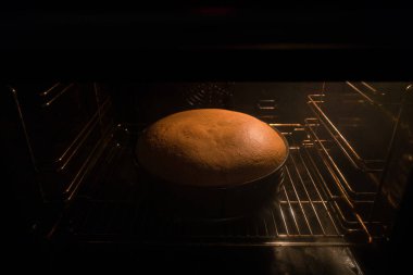 Sünger kek fırında pişiyor..