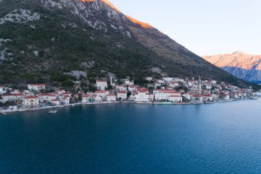 Karadağ 'ın başkenti Kotor Körfezi' ndeki Old Perast 'ın hava manzarası