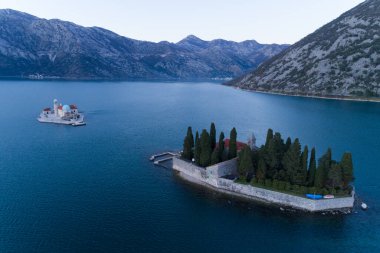 St. George adasının hava manzaralı manastırı, Kotor Körfezi, alacakaranlıkta.