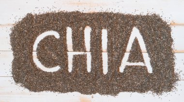 chia sözcüğü beyaz ahşap arka planda chia tohumlarından yapılır