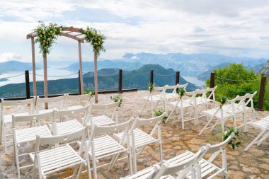 Çiçeklerle süslenmiş güzel ahşap düğün kemer.