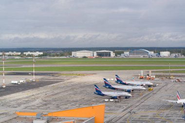 Moskova, Sheremetyevo Havaalanı, Rusya - 24 Eylül 2016: Bulutlu bir günde terminallerin yakınındaki uçak parkı manzarası