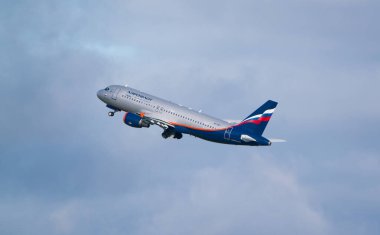 Moskova, Sheremetyevo Havaalanı, Rusya - 24 Eylül 2016: Aeroflot - Rus Havayolları Airbus A320-214 VP-BKY havalandı