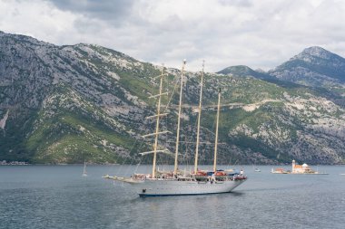büyük gemi yelken kotor Körfezi su üzerinde geçiyor.