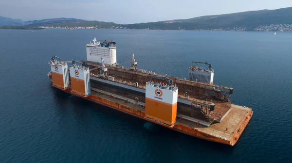 stock image Tivat, Montenegro - 4 August 2017: Heavy lift vessel Dockwise Vanguard came to Montenegro to take the floating dock and take it to Lithuania