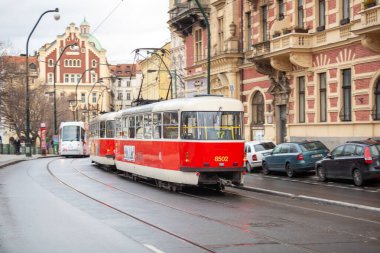 Prag Çek Cumhuriyeti - 30 Kasım 2015: Prag, Çek Cumhuriyeti 'nin eski caddesinde tramvay, bulutlu bir gün.