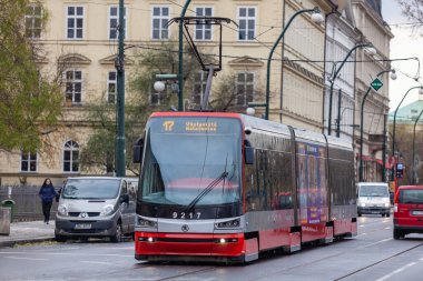 Prag Çek Cumhuriyeti - 30 Kasım 2015: Prag, Çek Cumhuriyeti 'nin eski caddesinde tramvay, bulutlu bir gün.