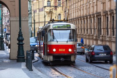 Prag Çek Cumhuriyeti - 30 Kasım 2015: Prag, Çek Cumhuriyeti 'nin eski caddesinde tramvay, bulutlu bir gün.