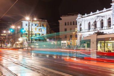 Avusturya, Viyana - 30 Kasım 2015: Gece tramvayı ile caddeye bakın, uzun süre açık.