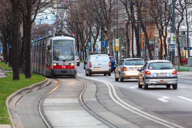 Avusturya, Viyana - 1 Aralık 2015: Tramvayla caddeye bakın, bulutlu bir gün.