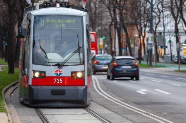Avusturya, Viyana - 1 Aralık 2015: Tramvayla caddeye bakın, bulutlu bir gün.