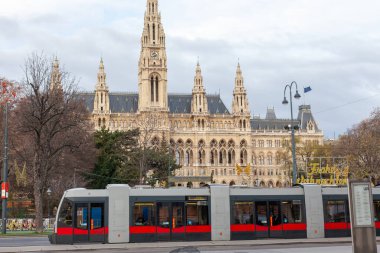 Avusturya, Viyana - 1 Aralık 2015: Tramvayla caddeye bakın, bulutlu bir gün.