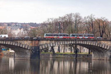 Prag Çek Cumhuriyeti - 30 Kasım 2015: Prag, Çek Cumhuriyeti 'ndeki köprüde tramvay