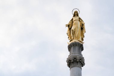 Zagreb, Hırvatistan - 20 Eylül 2016: Meryem Katedrali yakınlarındaki bir sütunda Bakire Meryem heykeli ve krallar Aziz Stephen ve Aziz Ladislaus 'a.