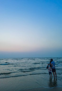 Tatildeki mutlu çift yazın tadını çıkarıyor. Sahilde birkaç eğlence. Sahilde Aşık Romantik İnsanlar.