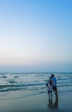 Tatildeki mutlu çift yazın tadını çıkarıyor. Sahilde birkaç eğlence. Sahilde Aşık Romantik İnsanlar.